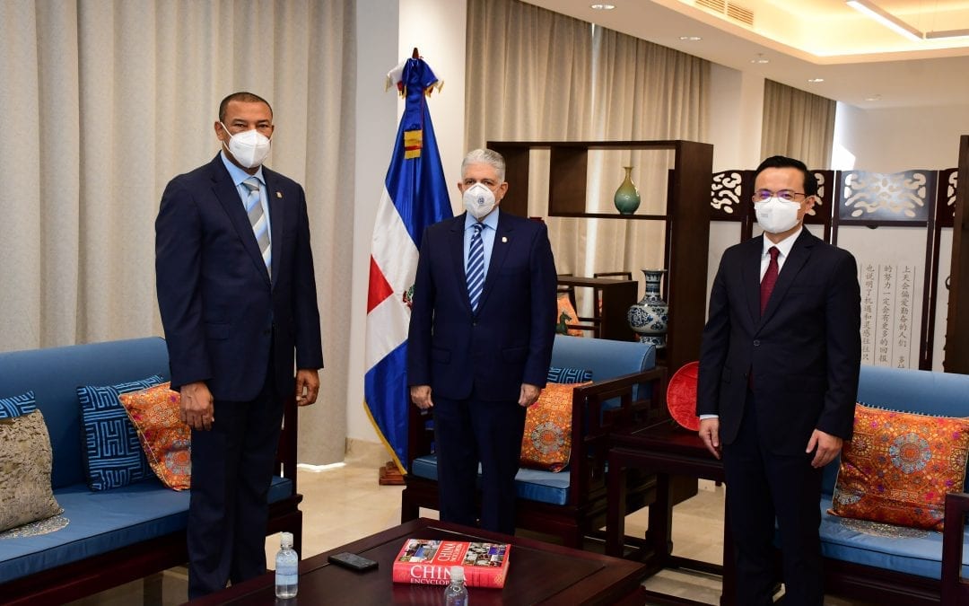 El presidente del Senado de la República, Eduardo Estrella, y el vicepresidente de la Cámara Alta, Santiago José Zorrilla, visitan al embajador de China