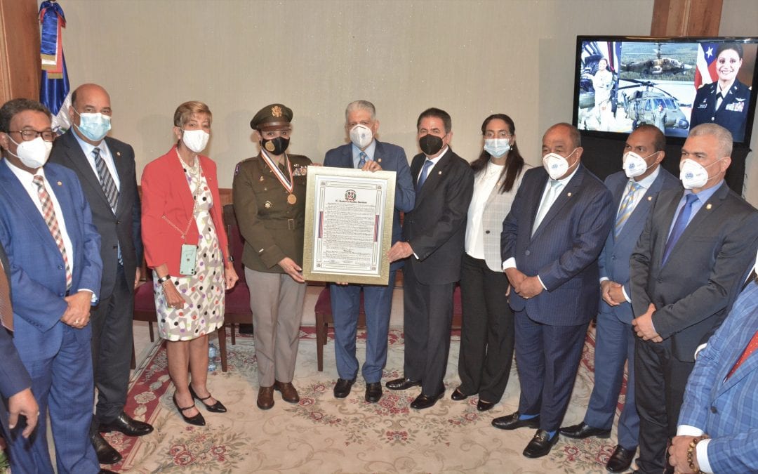 El Senado reconoce a la teniente coronel piloto Marisol Chalas, primera latina en pilotear un helicóptero de combate Black Hawk