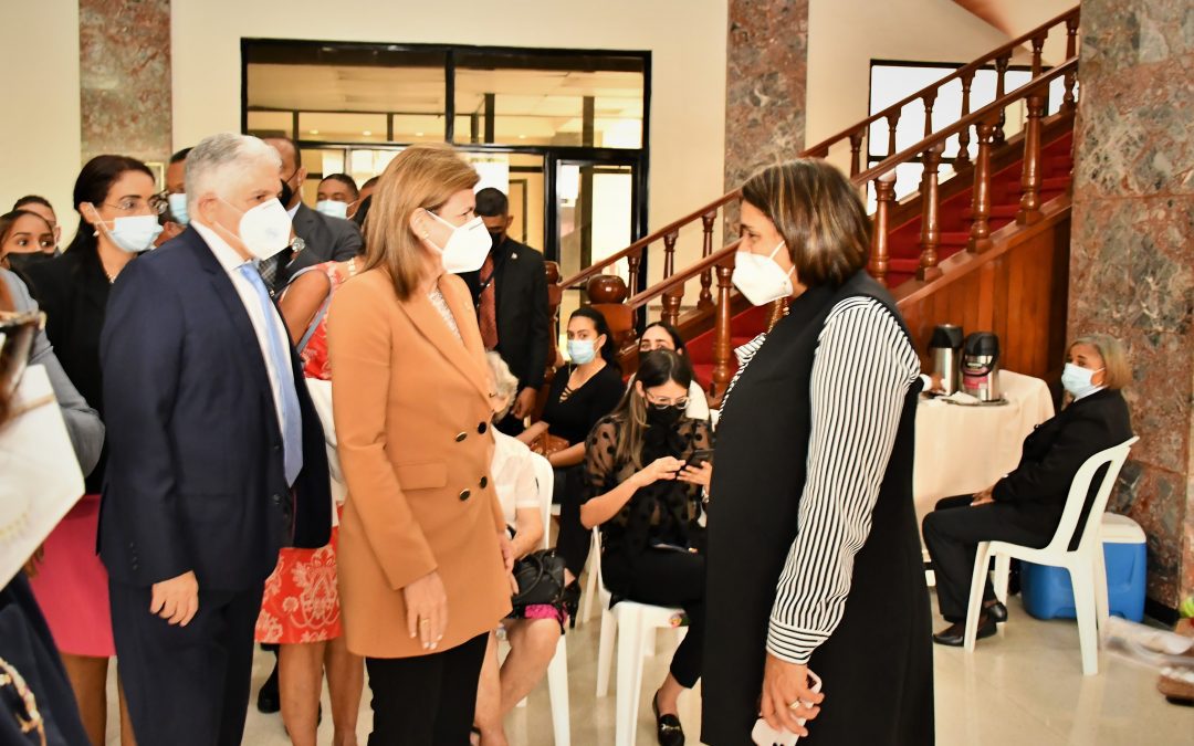 Vicepresidenta Raquel Peña visita el centro de vacunación instalado en el Congreso Nacional