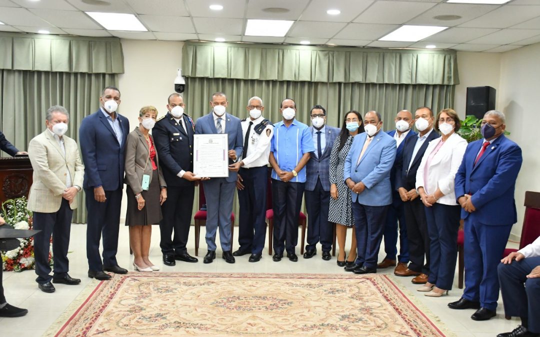 Senado reconoce a bomberos de San Cristóbal y a jóvenes ganadores de premio de la Nasa