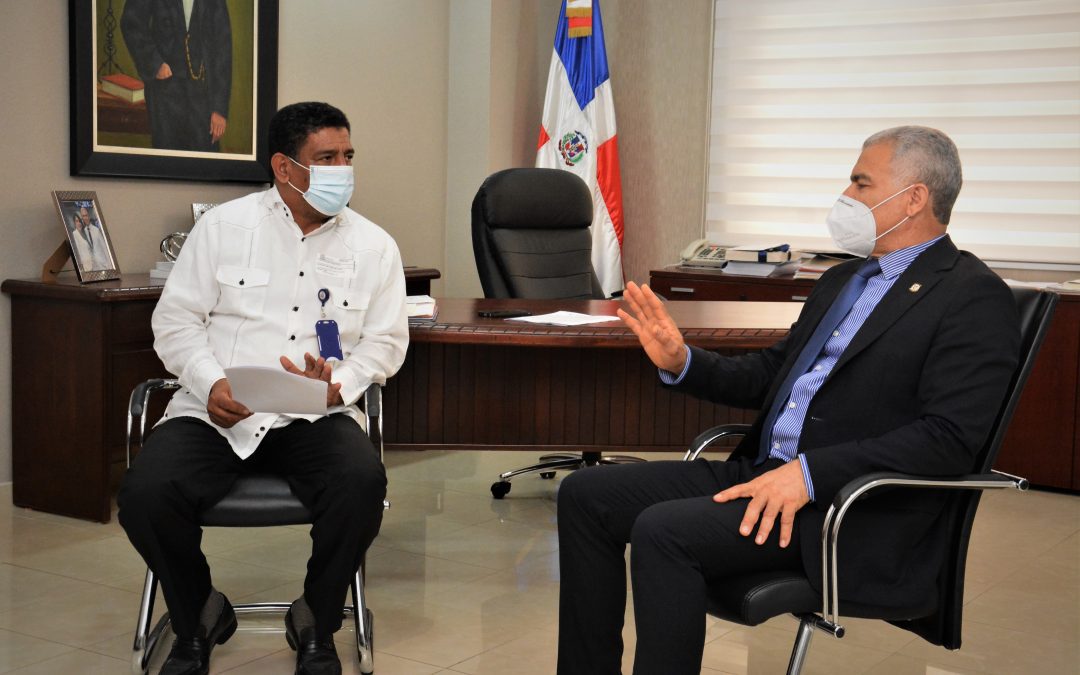 Senador José Antonio Castillo recibe delegación de productores hortícolas de San José de Ocoa