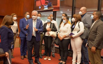 Colaboradores de la Oficina Senatorial de la Provincia Santo Domingo visitan el Senado de la República