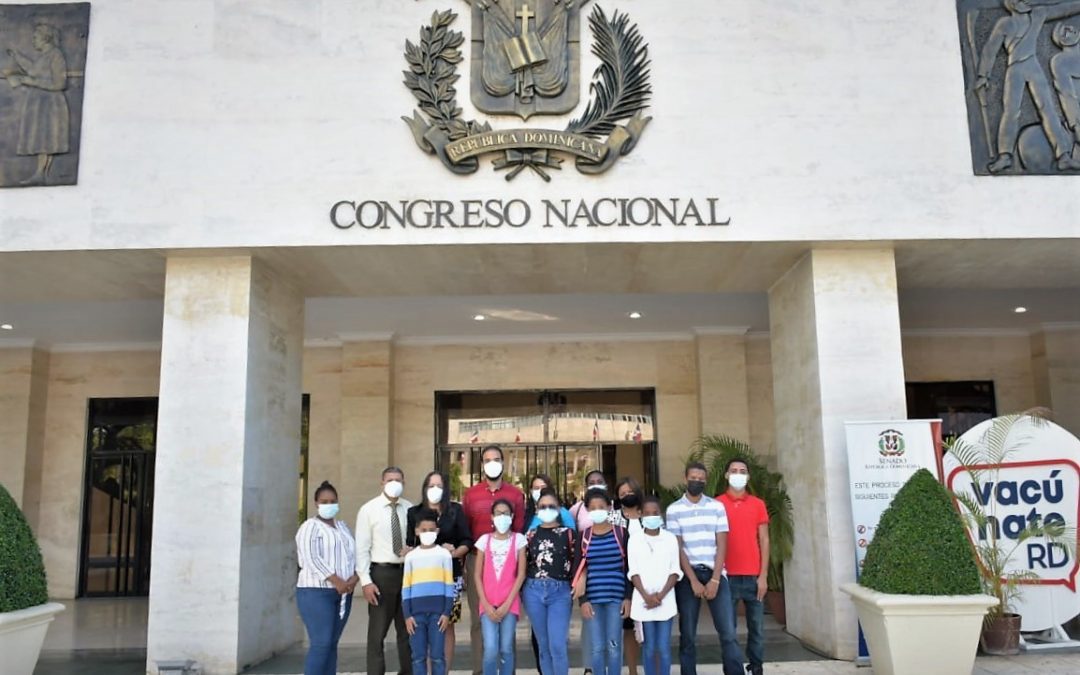 Miembros de Iglesia Evangélica Luz de las Naciones visitan el Senado de la República