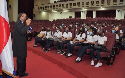 Estudiantes y profesores del colegio Getsemaní visitan el Senado