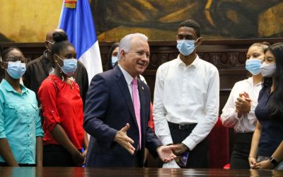 Jóvenes de la Fundación Yaguaza visitan el Senado de la República