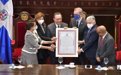 El Senado de la República  reconoce a Héctor Valdez Albizu, gobernador del Banco Central