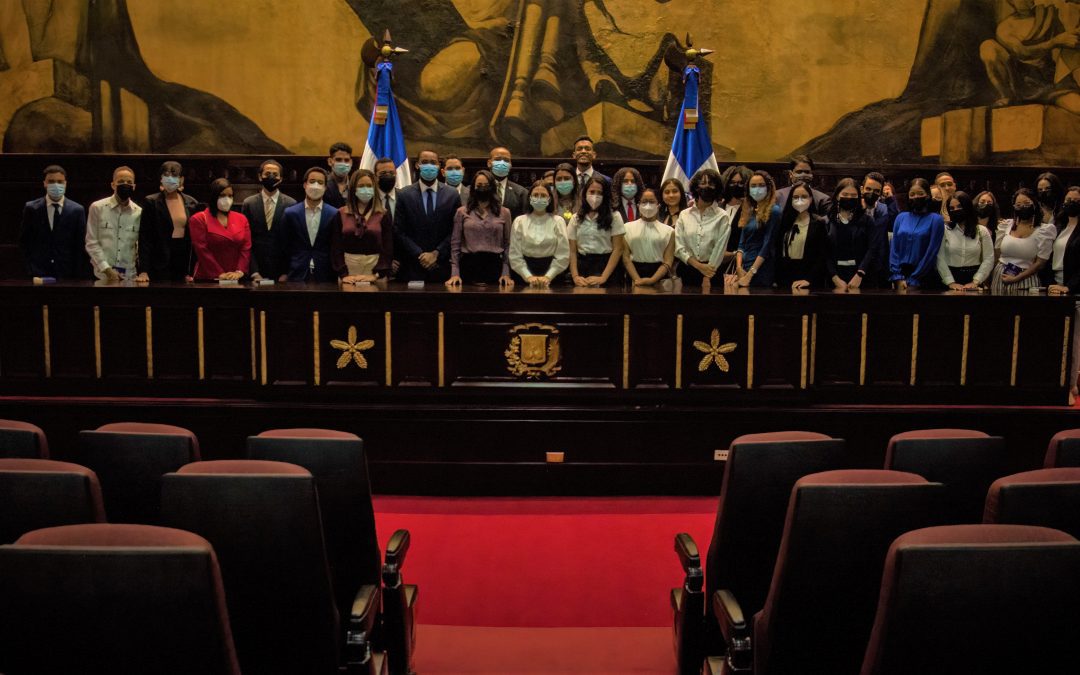 El Senado recibe la visita de estudiantes de la Facultad de Derecho de la PUCMM