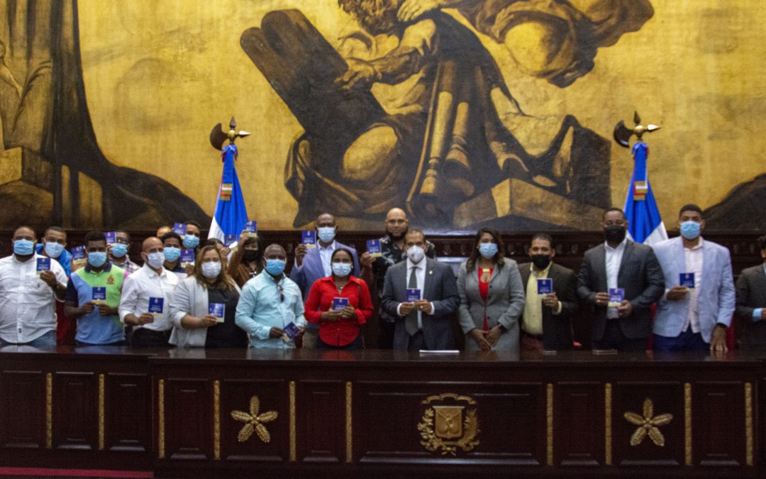 Representantes de grupos deportivos de Dajabón visitan el Senado de la República