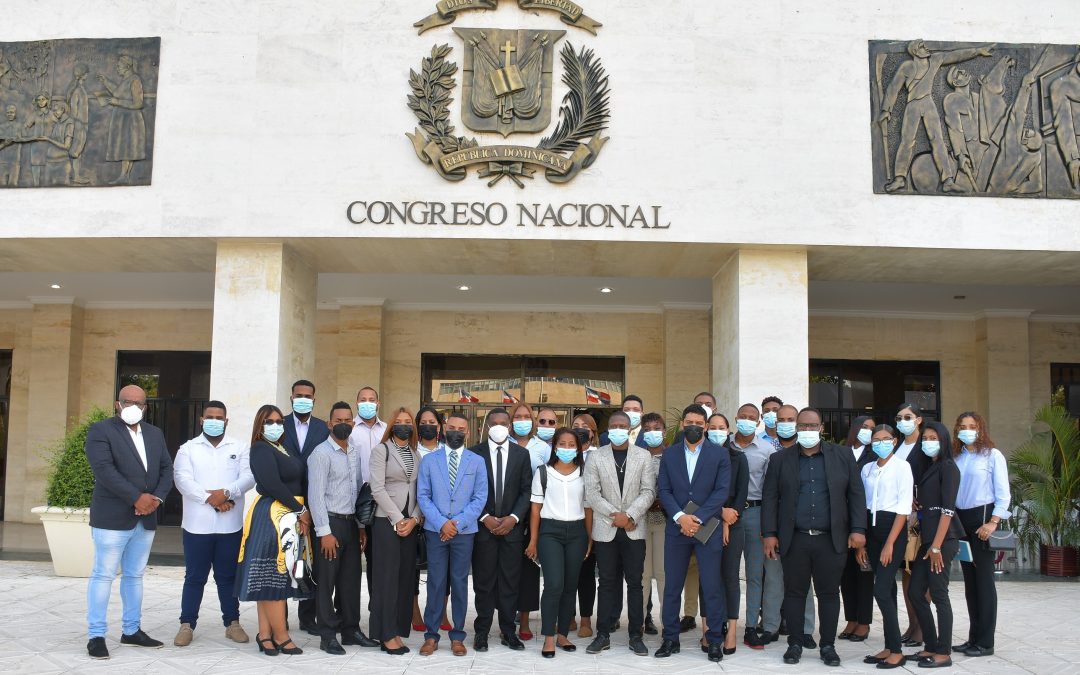El Senado de la República  recibe visita de jóvenes destacados de la provincia San Cristóbal