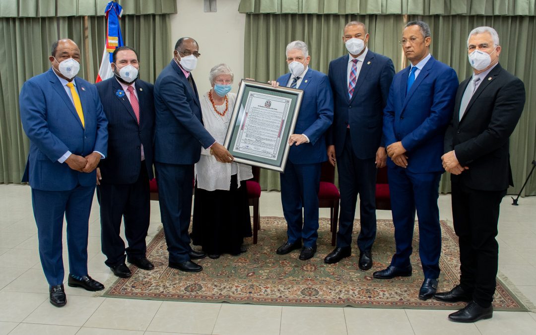 Senado reconoce a naturalista Kate Jordan Wallace por su labor en favor de la preservación de aves del país