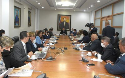 Comisión Bicameral del Presupuesto recibe al pleno de la JCE y comisión de la UASD