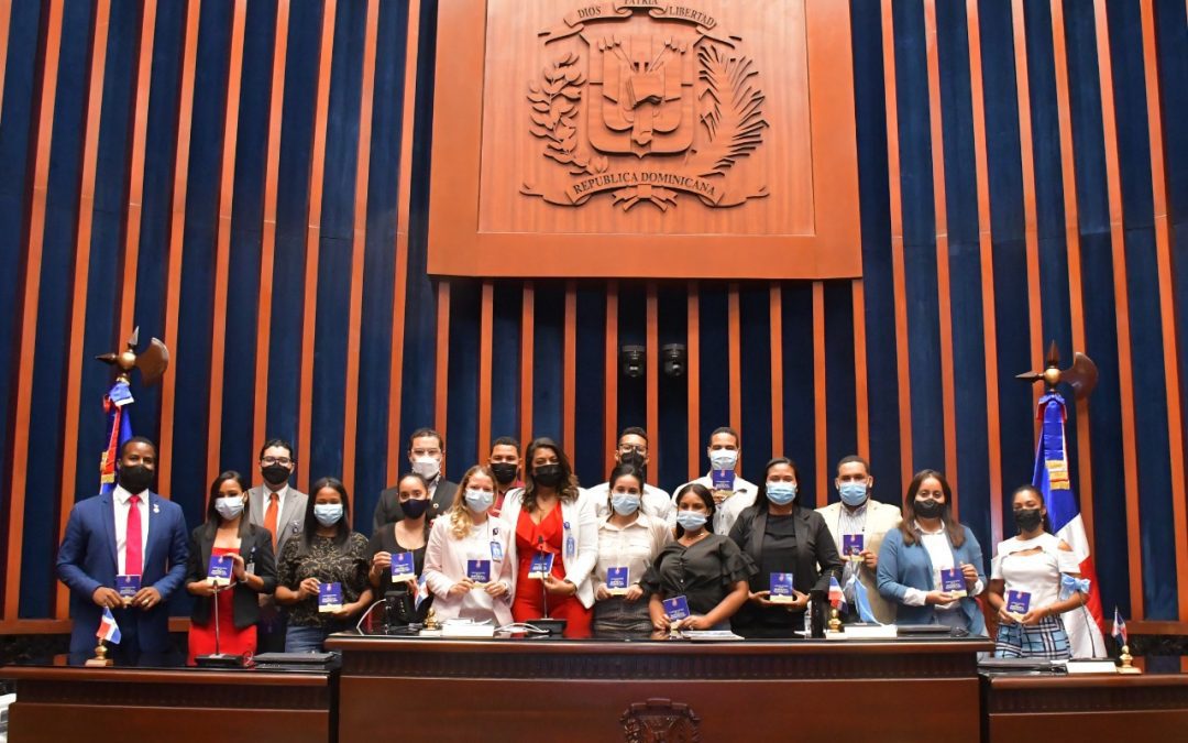 Senado de la República recibe visita de 13 jóvenes políticos de la provincia Santiago