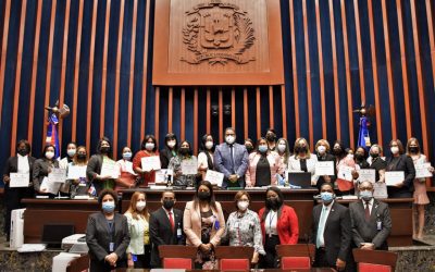 El Senado recibe la visita de mujeres militantes en la política