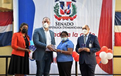 El Senado realiza un acto de izamiento de la Bandera Nacional en un liceo de Barahona