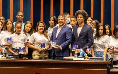 Ministro de la Juventud e integrantes del Programa “Juventud Supérate” de Valverde conocen el Senado por dentro