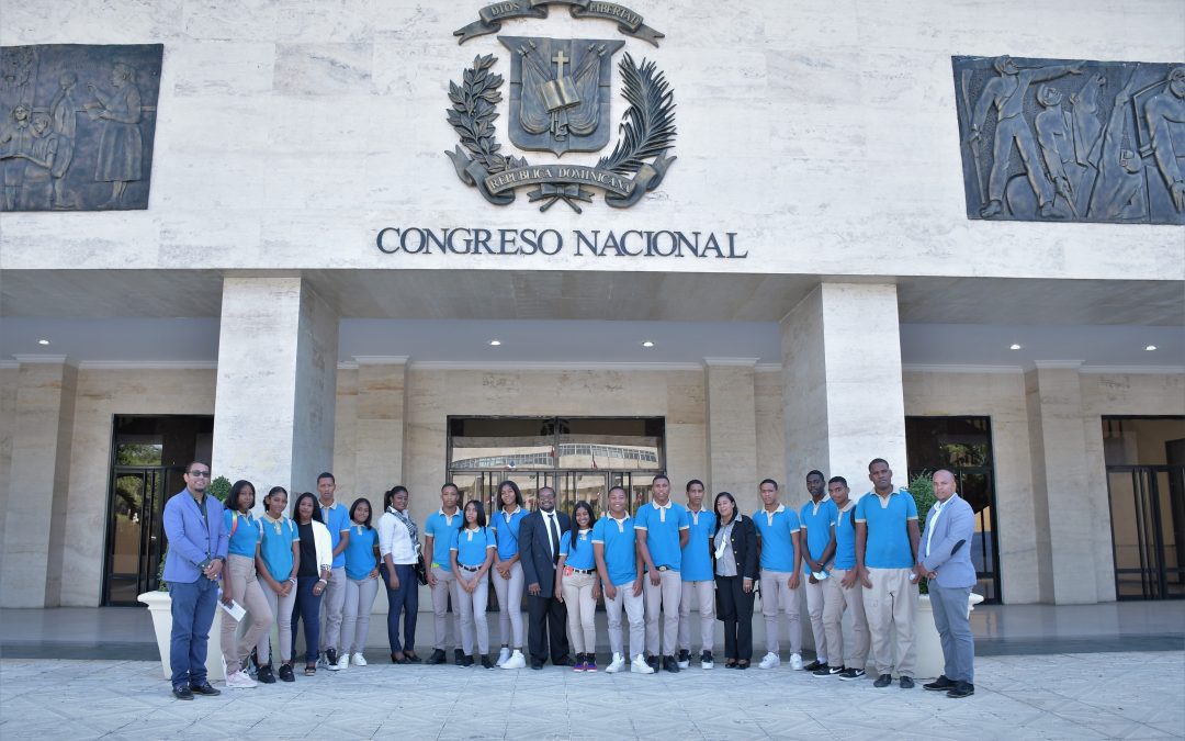 Estudiantes del Liceo Tirso Balbuena recorren el Senado