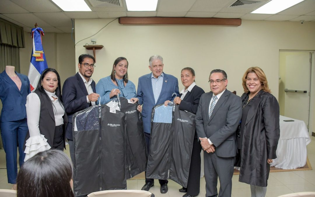 Presidente del Senado encabeza segundo ciclo de entrega de uniformes al personal del área legislativa