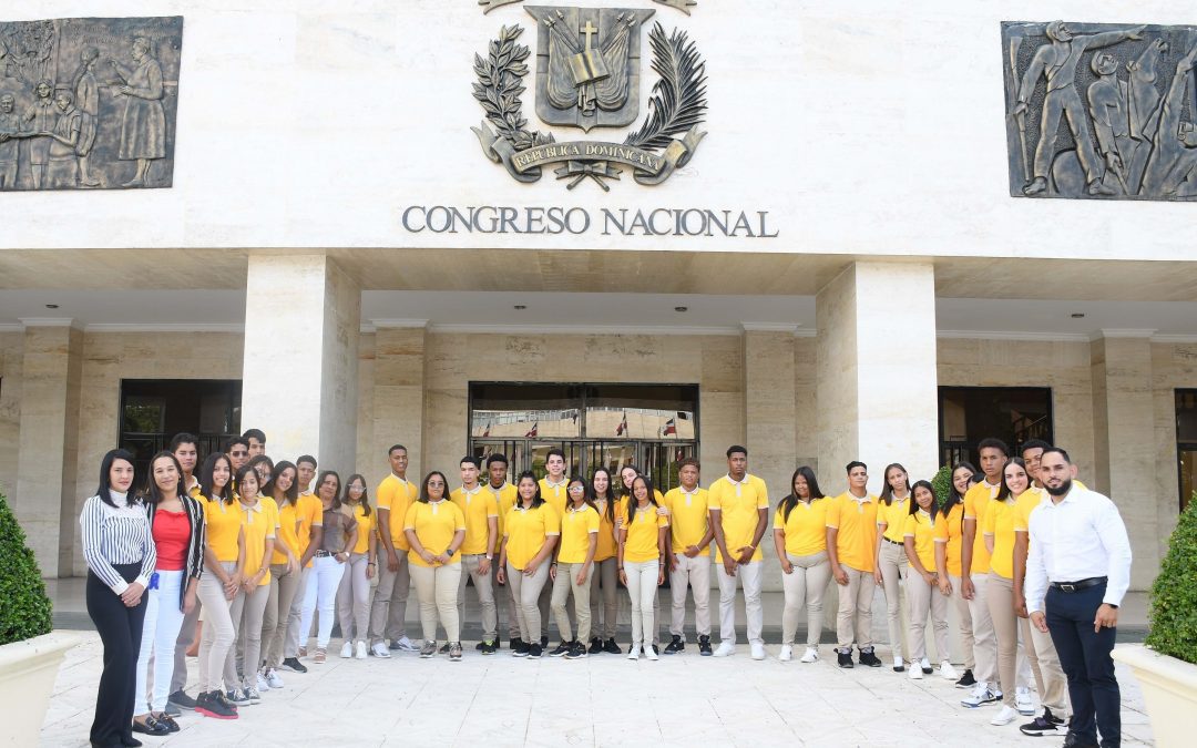 Los estudiantes del Liceo Marino Almonte Pérez, de Santiago Rodríguez, visitan el Senado de la República
