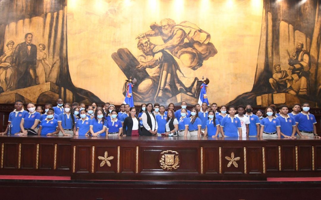 El Senado ofrece un recorrido a los estudiantes del Liceo Angélica Massé Fe y Alegría, del Distrito Nacional