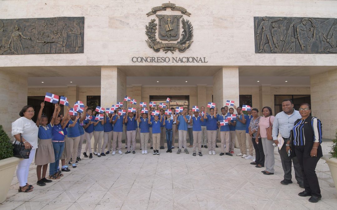 El Senado abre sus puertas para los estudiantes de la Escuela Rafael de la Rosa Hernández, de Provincia Santo Domingo