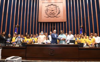 El presidente del Senado recibe a estudiantes de la Escuela Teodoro Parra de Santiago