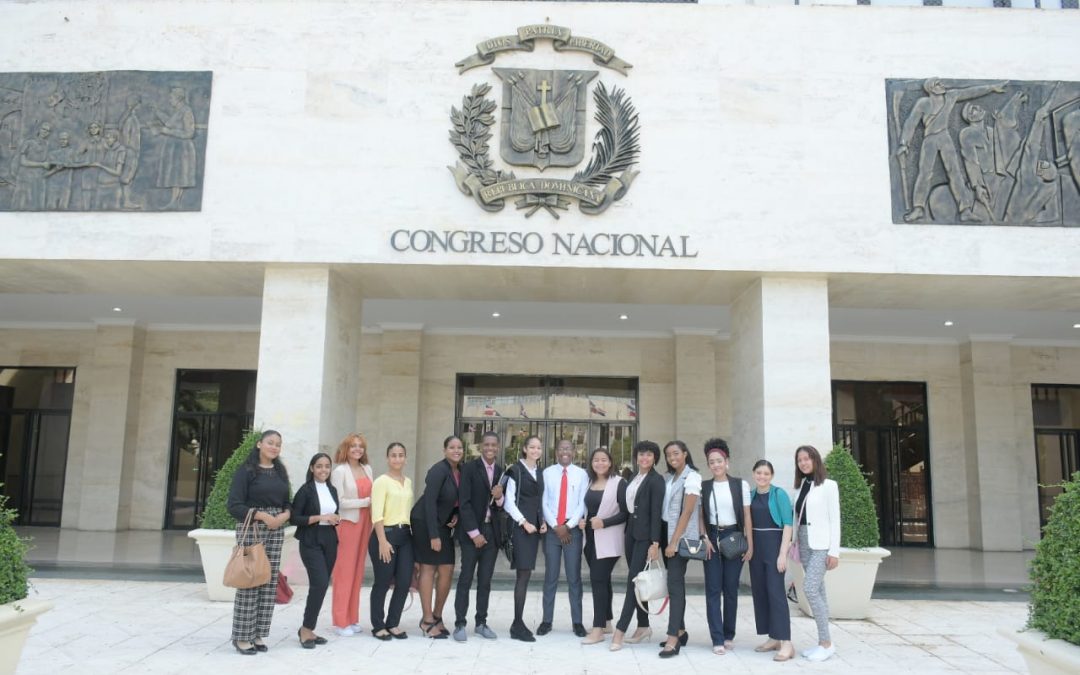 Jóvenes de la Fundación Ciudadano Verde Dominicano conocen el Senado de la República
