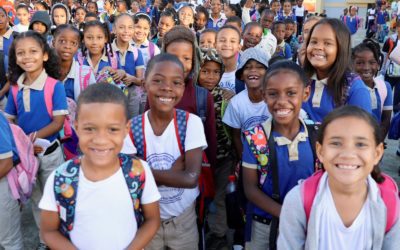 El Senado realiza un izamiento de bandera en el Centro Educativo Domiciano Matos Sena, de Los Alcarrizos