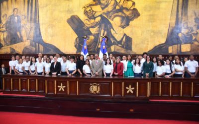 Estudiantes de la Academia de Liderazgo Universidad Central del Este conocen el Senado