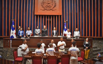 Un grupo de 70 estudiantes de la Escuela Primaria Fidel Ferrer, del Distrito Nacional, visitan y conocen de cerca el Senado