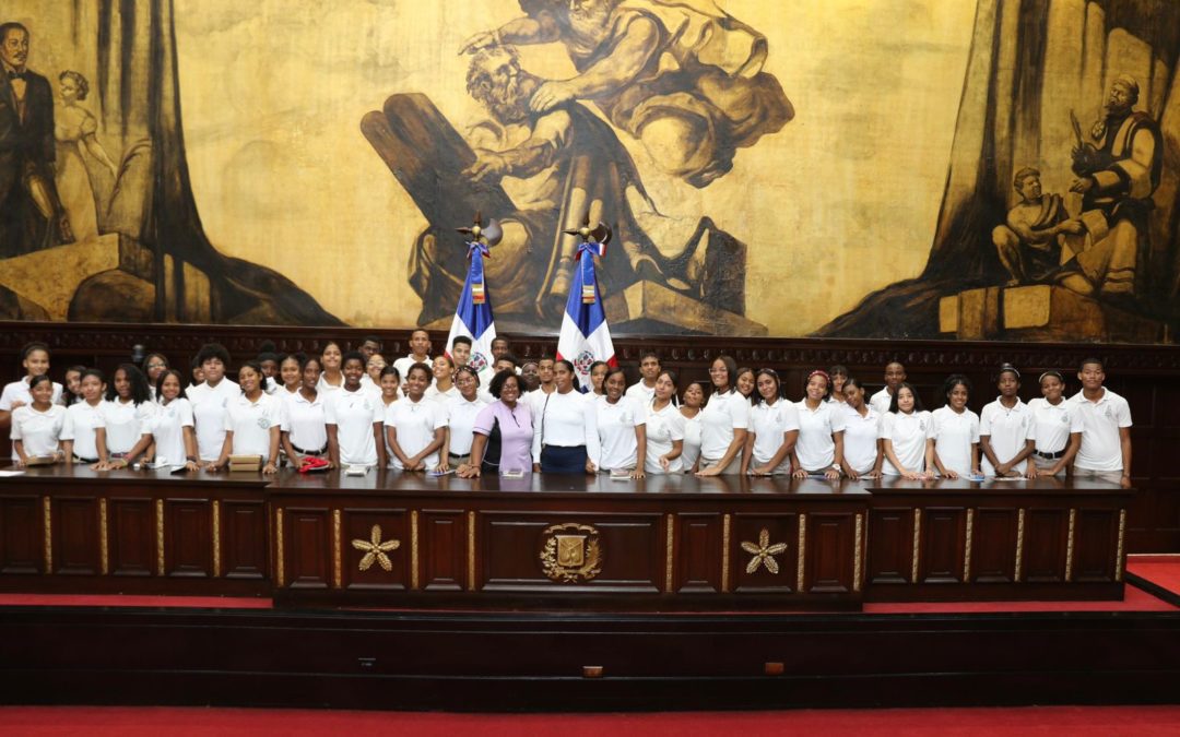 La Cámara Alta recibió a 50 estudiantes del Politécnico Nuestra Señora de la Esperanza, de Provincia Santo Domingo