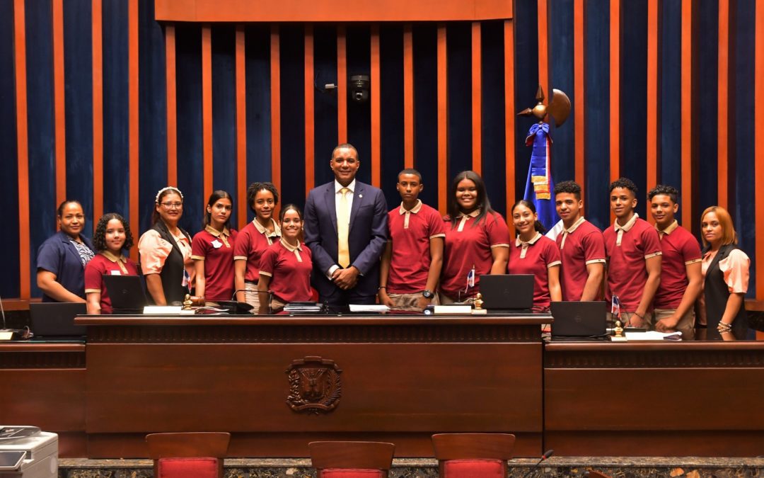 Estudiantes de tres centros educativos de la provincia Espaillat visitan el Senado de la República