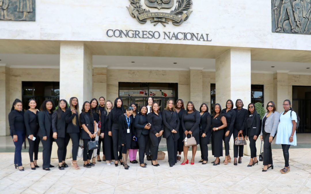 Mujeres emprendedoras de San Cristóbal conocen las instalaciones del Senado de la República