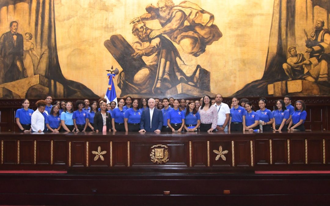 El Senado recibe a estudiantes del Liceo Técnico Manuel Del Cabral Fe y Alegría, de la Provincia Santo Domingo