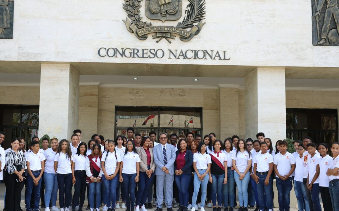 Estudiantes del Colegio BELTMART, de San Pedro de Macorís, visitan el Senado de la República