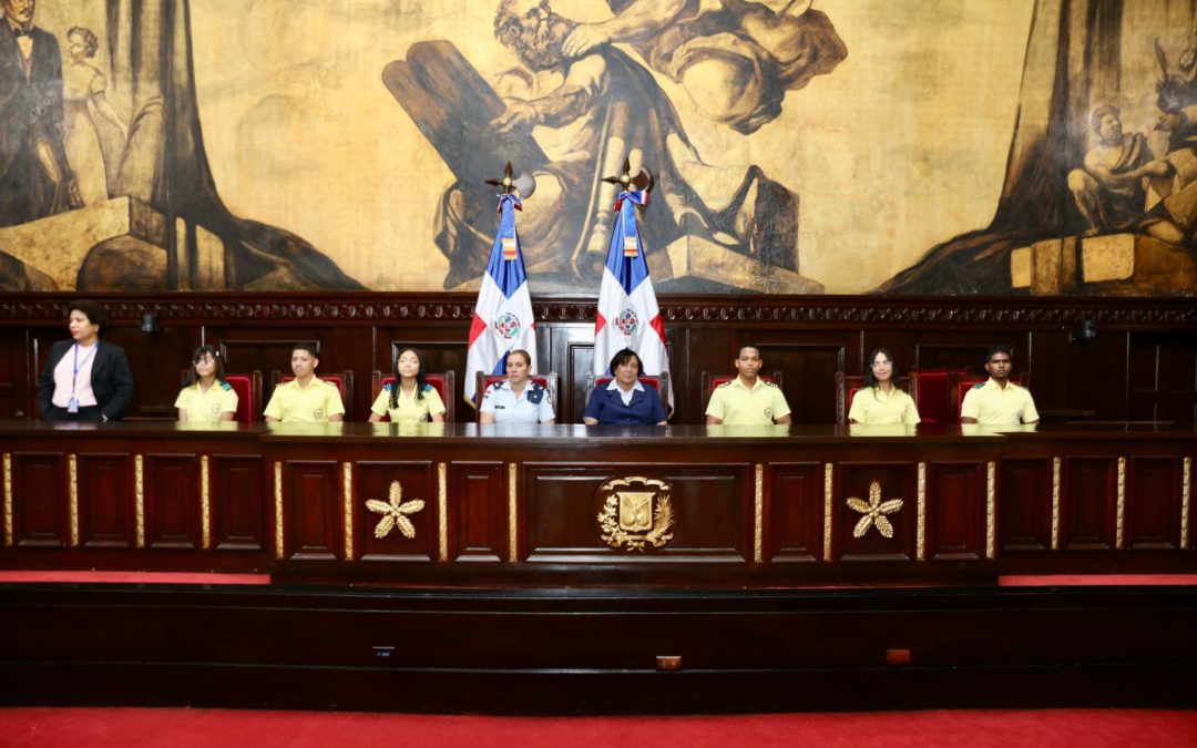 El Senado muestra sus instalaciones a estudiantes del Politécnico Nuestra Señora del Perpetuo Socorro, de Provincia Santo Domingo