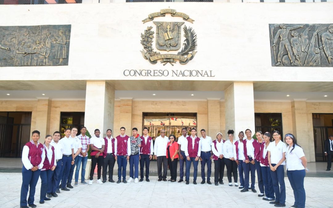 El Senado abre sus puertas a estudiantes del Centro Educativo Mayaje, de Provincia Santo Domingo
