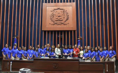 Estudiantes del Liceo Federico Antonio Geraldo, de Azua, viven la experiencia de ser senadores por un día