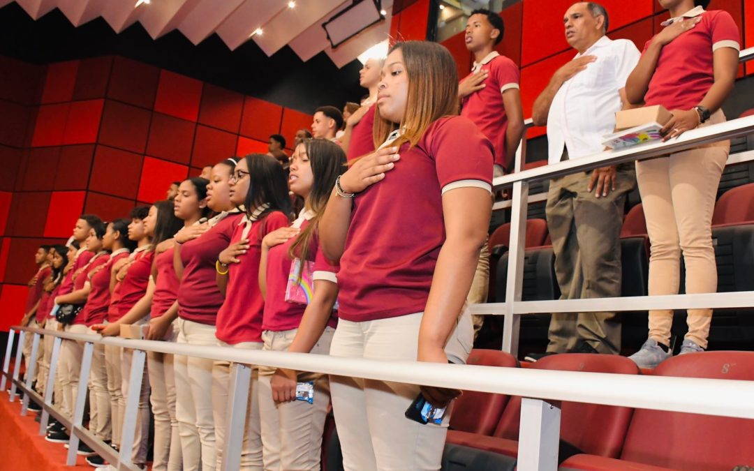 El Senado recibe a estudiantes del Liceo Secundario Caño Abajo, de la provincia María Trinad Sánchez