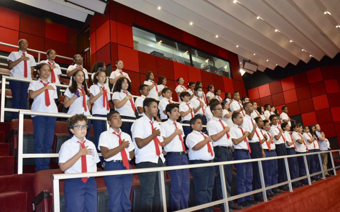 El Senado recibe la visita de estudiantes del Colegio FIDES, del Distrito Nacional