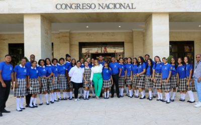 Estudiantes del Instituto Politécnico Ángeles Custodio, del Distrito Nacional, conocen el Senado de la República