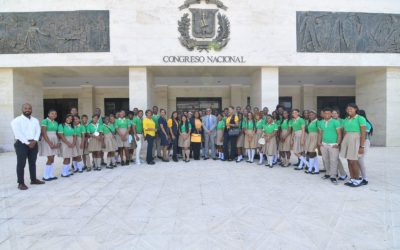 Estudiantes del Liceo Matutino Eugenio María de Hostos, de San Pedro de Macorís, visitan el Senado