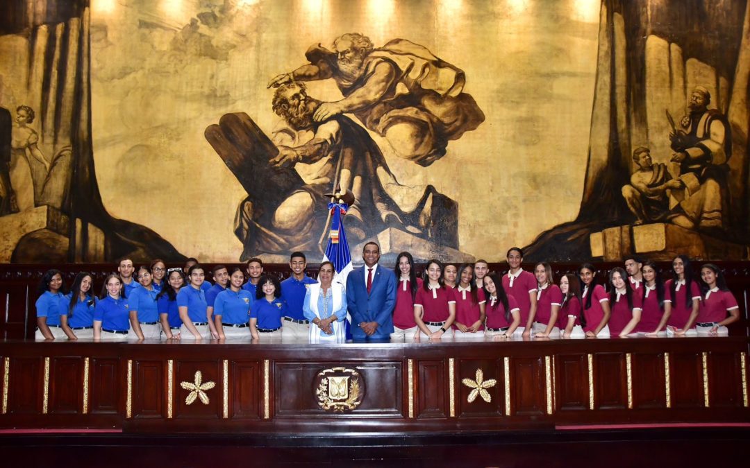 Estudiantes de varios centros educativos de Moca, provincia Espaillat, visitan el Senado de la República