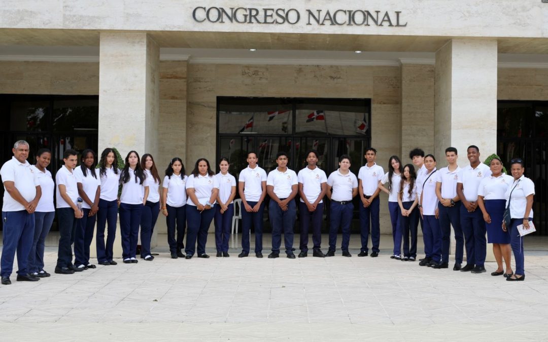 Estudiantes del Colegio High Steps Bilingual School, de Provincia Santo Domingo, conocen el Senado