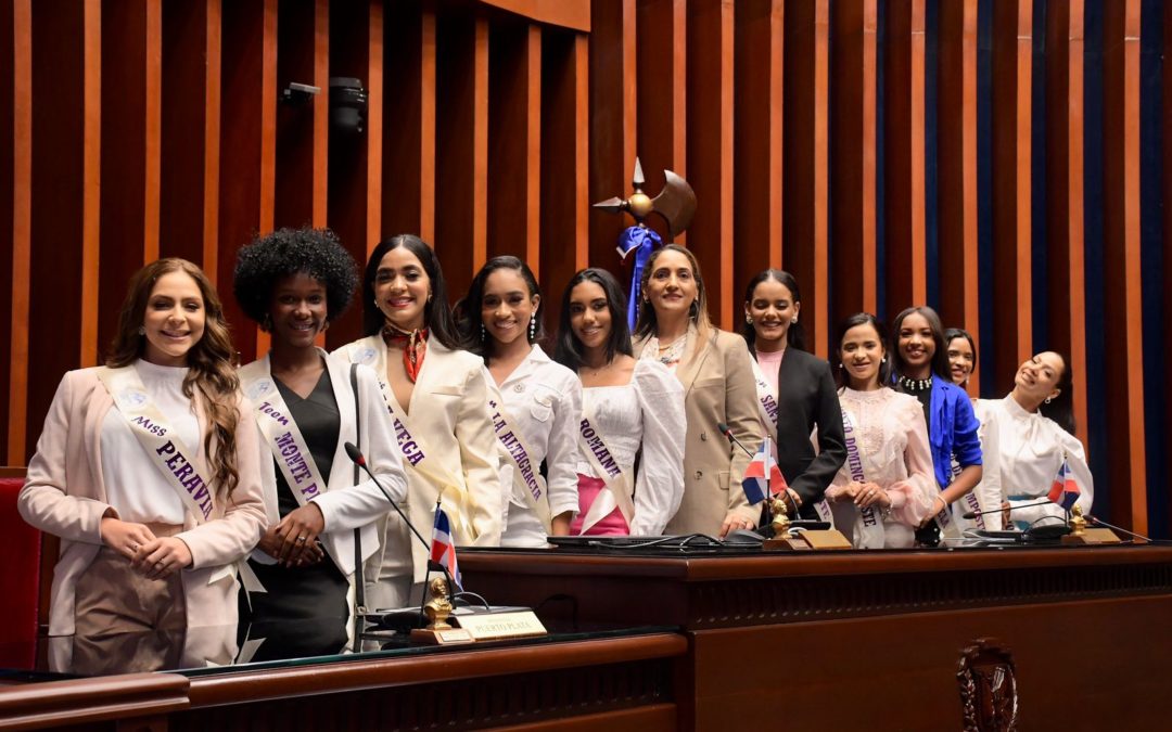 Candidatas de un concurso de belleza de Azua visitan el Senado de la República
