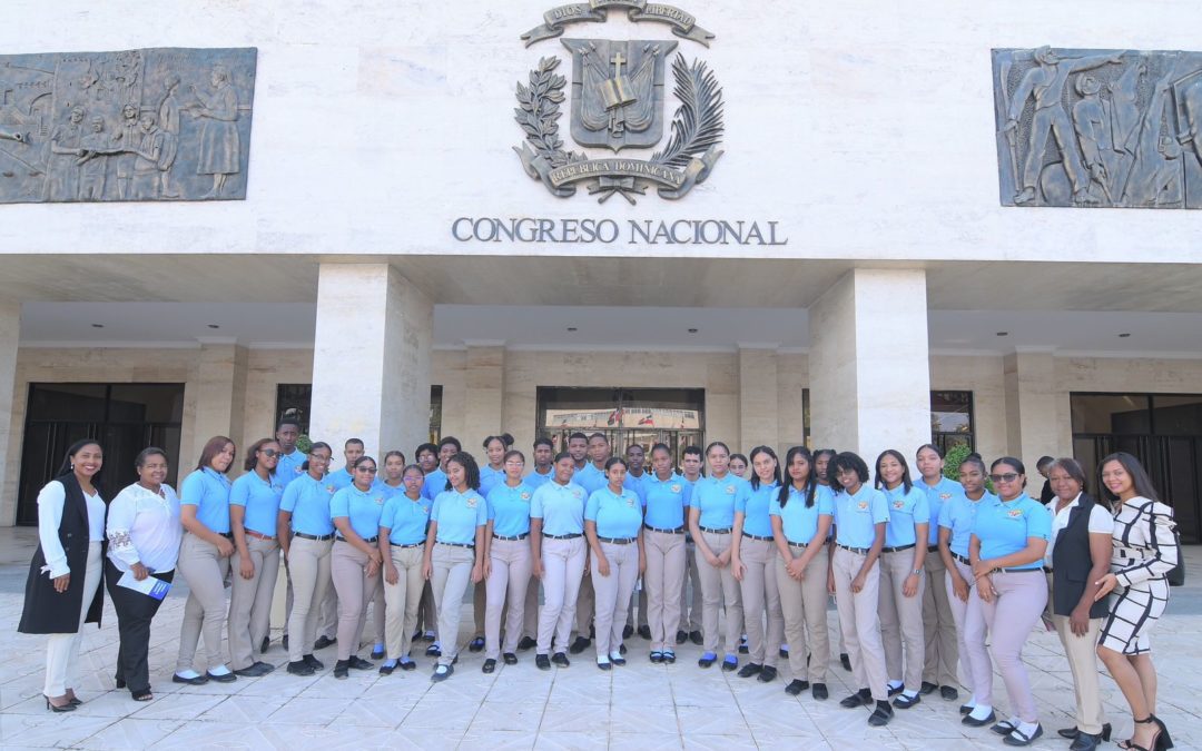 Estudiantes del Politécnico El Ave María, Padre Miguel Fenollera Roca, de Provincia Santo Domingo, visitan el Senado