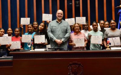 Integrantes del programa Policía Juvenil Comunitario, de Barahona, conocen el Senado