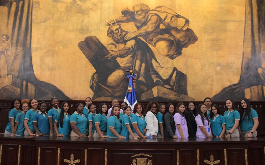 El Senado abre sus puertas para recibir a estudiantes del Liceo Ernestina Tejeda, de Peravia 
