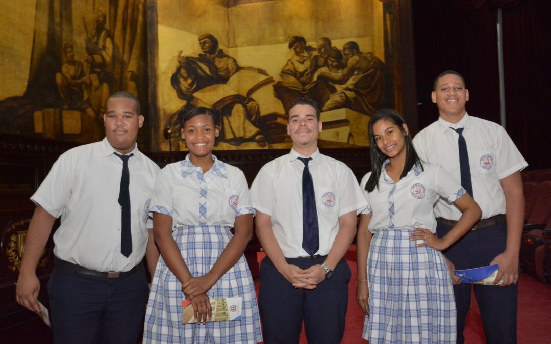 Alumnos del Centro Educativo Universo 1ro. , de la provincia Santo Domingo visitan la Cámara Alta