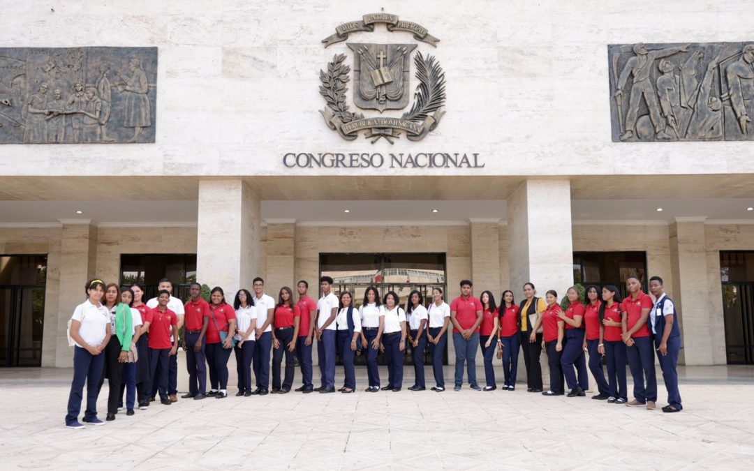 Estudiantes del Centro Educativo Aprendiendo Feliz, de la Provincia Santo Domingo conocen el Senado