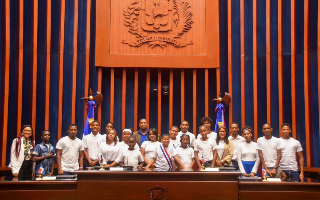 Estudiantes de la Escuela de Idiomas Lantigua Innovation School English Class, de Hato Mayor, visitan el Senado